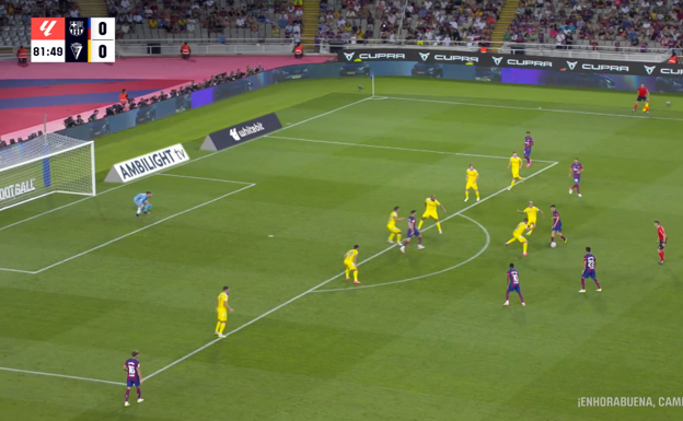 Pedri conduce, fija a dos jugadores del Cádiz y se la pasa a Gündogan.  WYSCOUT