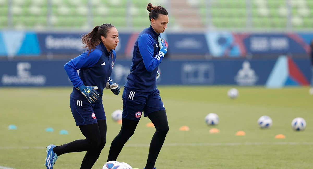 Tiane Endler y Antonia Canales calentando.