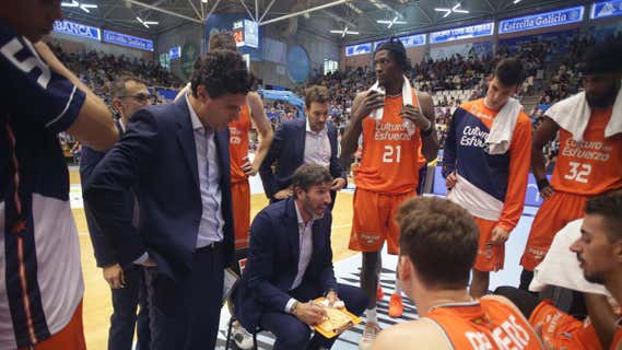 Álex Mumbrú en el banquillo del Valencia Basket./ACB Media