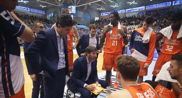 Álex Mumbrú en el banquillo del Valencia Basket.