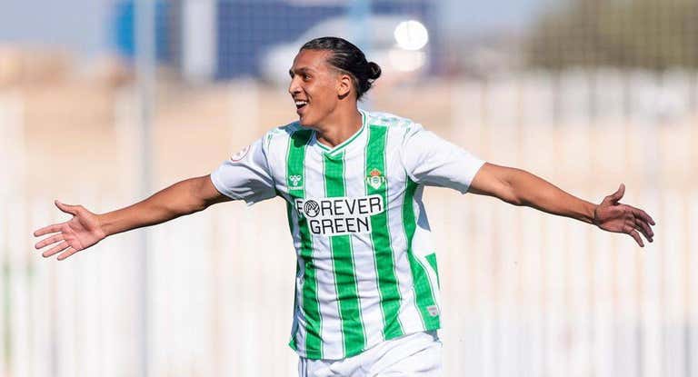 Yanis Senhadji celebra un gol con el Betis.