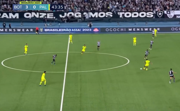Endrick viniendo a recibir por delante de la línea de centrocampistas rivales.  WYSCOUT