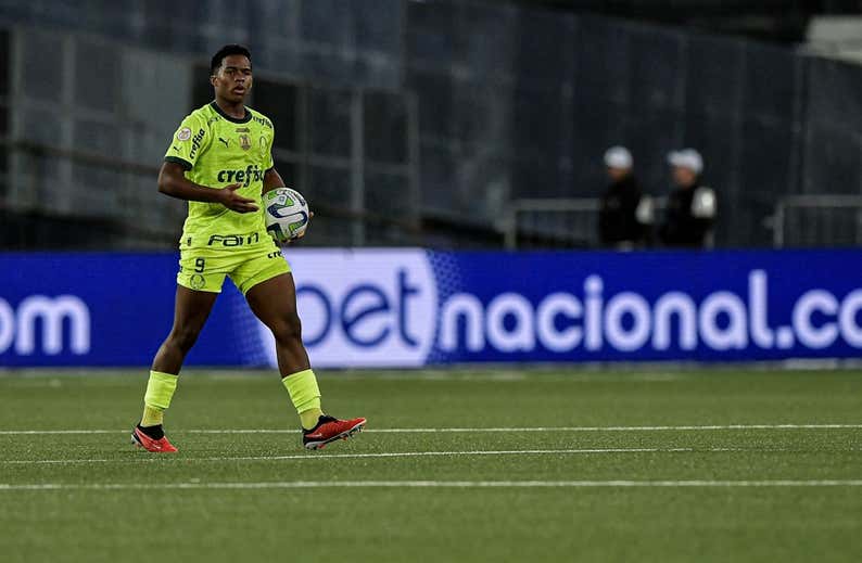 Endrick desafía la táctica de su entrenador