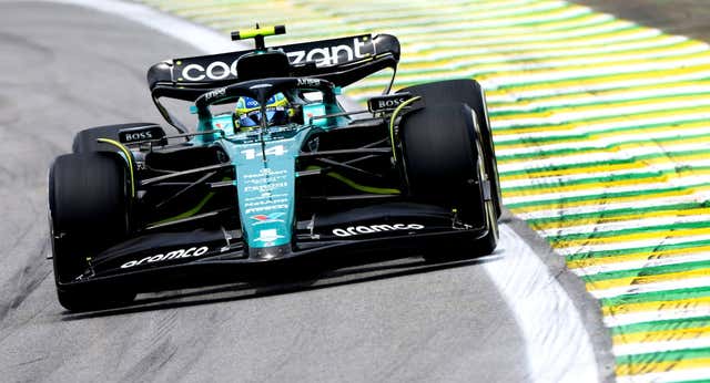 Fernando Alonso por fin sonríe y Carlos Sainz vuela en Brasil