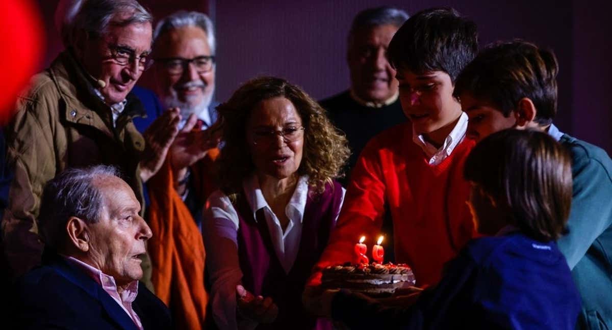 Momento final del homenaje a Enrique Collar, cuando le cantaron el cumpleaños feliz y sopló las velas por su 89 cumpleaños. /ATLÉTICO DE MADRID