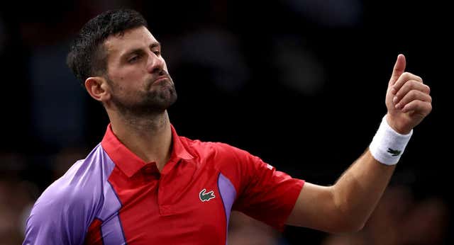 Alto voltaje entre Djokovic y el público de París: le abuchea, ‘se encara’ y gana con sufrimiento