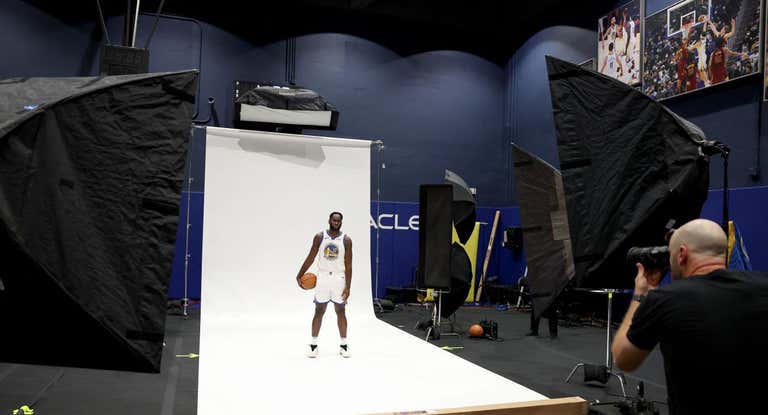 Usman Garuba, en la sesión de fotos de la NBA con los Warriors.