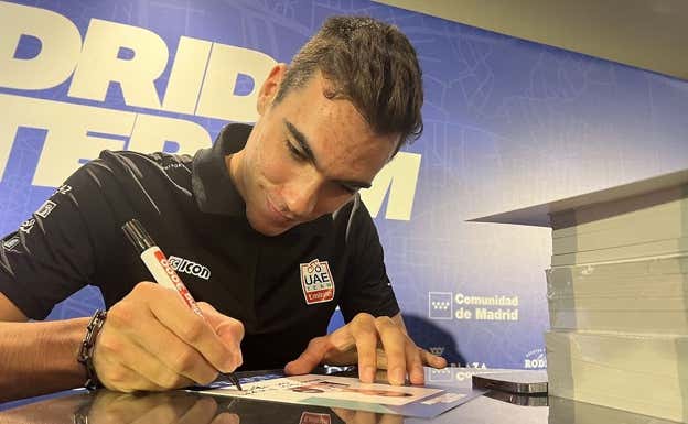 Juan Ayuso, en la sesión de firmas del Madrid Criterium. MADRID CRITERIUM