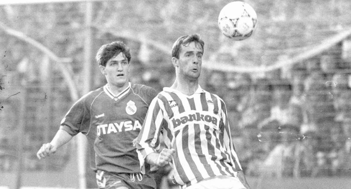 Meho Kodro protege el balón en presencia de Mikel Lasa. /Diario Vasco