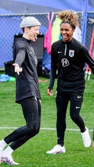 Megan Rapinoe y Luany durante un entrenamiento del Reign.  LUANY