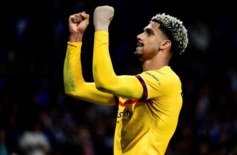 El orgullo de Araujo le da la vida al Barça en el 93'