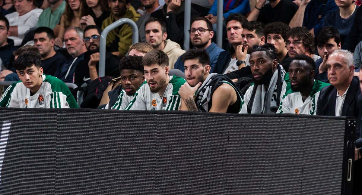 El banquillo del Panathinaikos con Juancho Hernangómez.