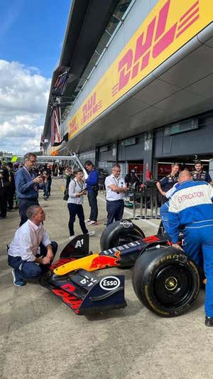 El Dr. Esteban, durante un ejercicio de extracción en el GP de Italia 2023 de F1.  FIA Medical