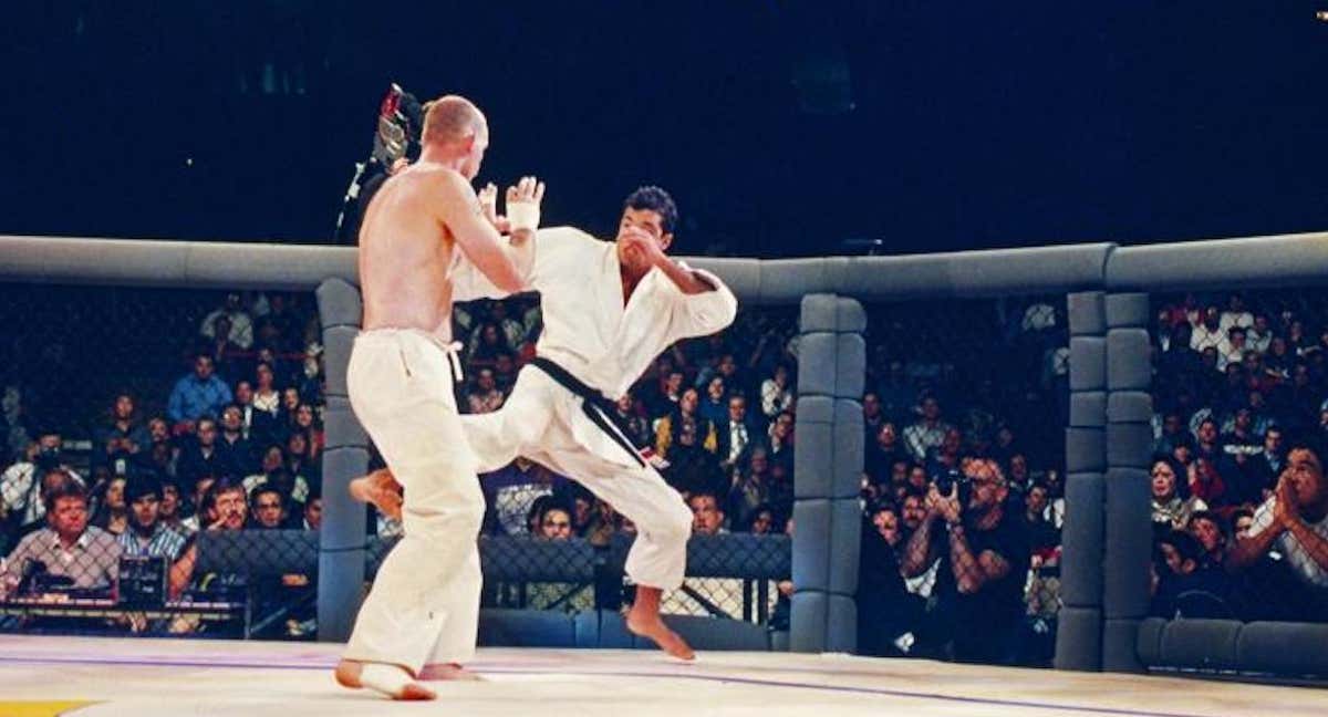 Royce Graice golpea a Gerard Gordeau en la final del UFC 1.
