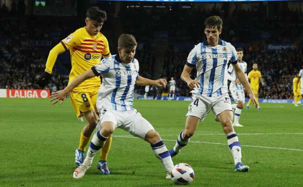 Pedri, ante la Real Sociedad. REUTERS