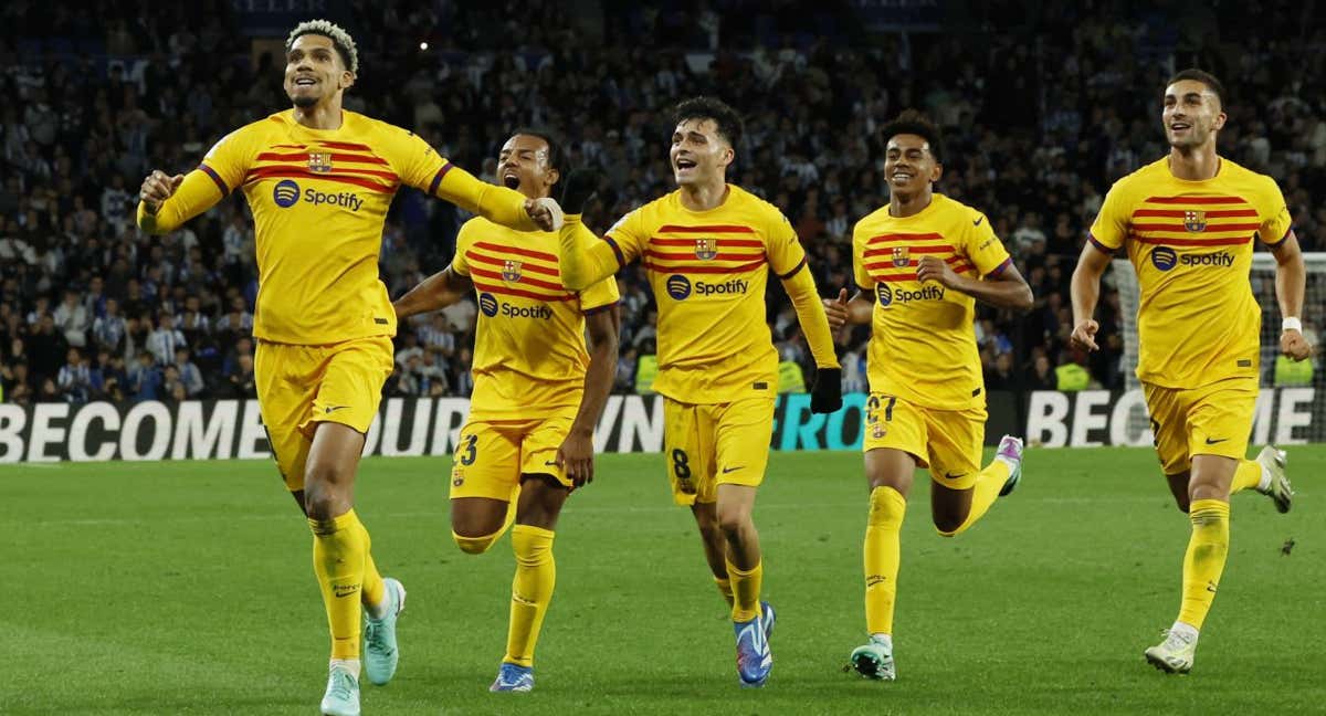 Ronald Araujo celebrando su gol con sus compañeros del Barcelona contra la Real Sociedad./REUTERS/VINCENT WEST