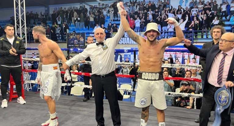 Óscar Díaz celebra su victoria sobre Ezequiel Gurría.