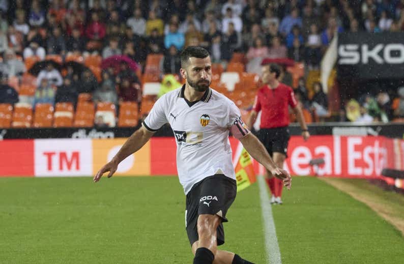 Un penalti polémico convertido por Pepelu acerca al Valencia a Europa