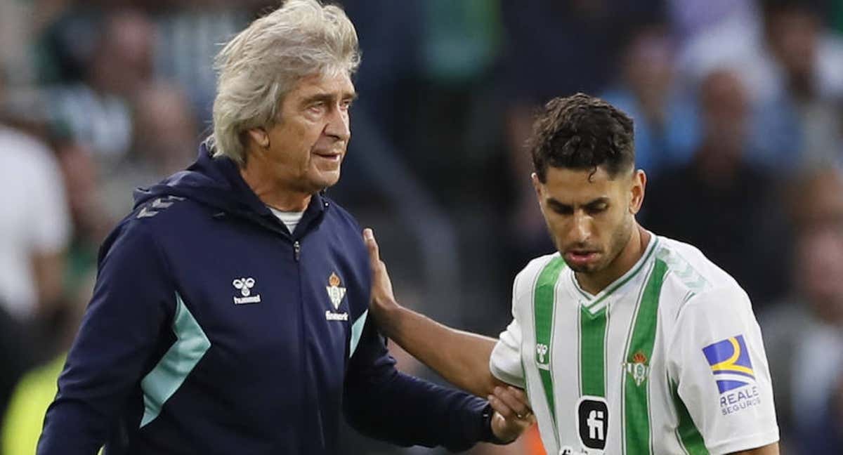 Manuel Pellegrini dialoga con Ayoze durante el partido del Betis.