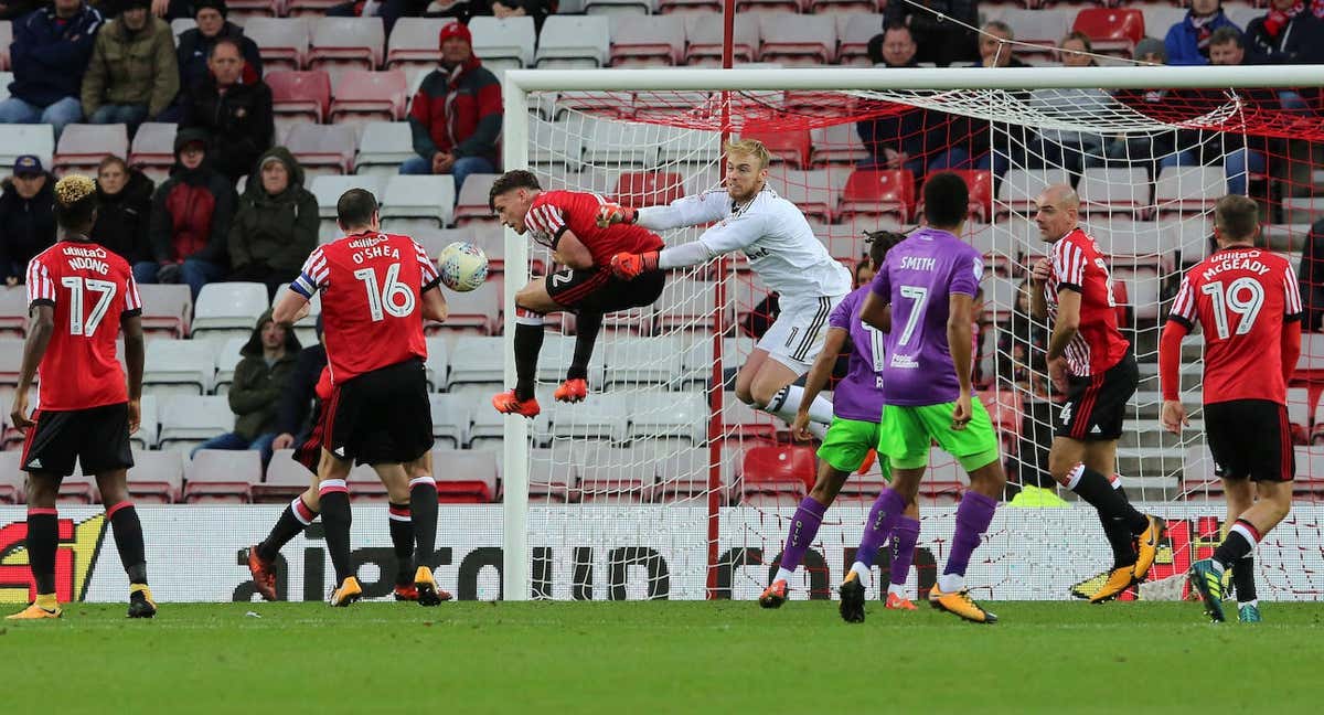 Jason Steele despeja un balón en un partido con el Sunderland en 2017./Getty Images