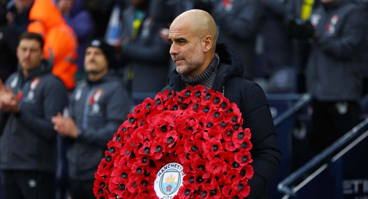 Pep Guardiola portó una amapola roja gigante en un encuentro del Manchester City y se sumó así a un homenaje muy importante para los británicos.  /REUTERS