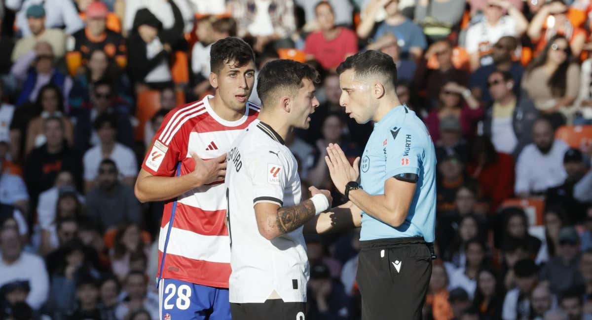 Torrente, Hugo Duro y el árbitro García Verdura tras la acción señalada como penalti.