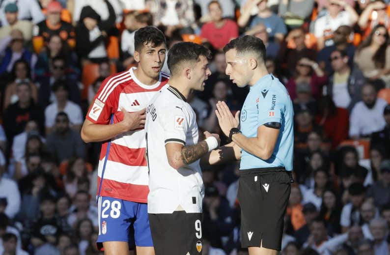 El Granada elevará una queja al CTA y pedirá los audios entre el árbitro y el VAR durante el penalti en Mestalla