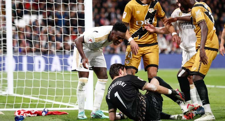 Vinicius grita a Dimitrievski en un momento del partido.