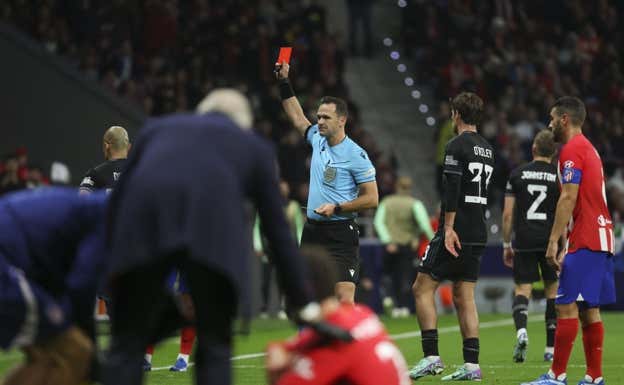 Ivan Kruzliak expulsó a Maeda en el minuto 22 tras la revisión del Var.  EFE