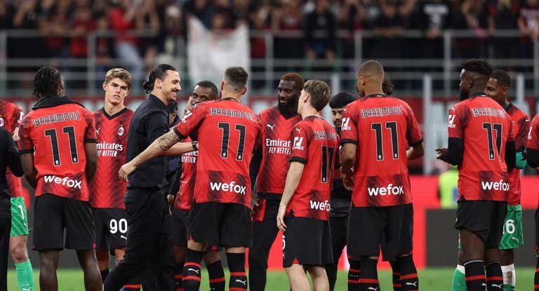 Zlatan Ibrahimovic se despide de sus compañeros del AC Milan.