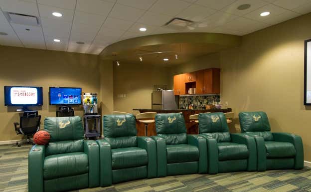 Así es la sala de descanso que tienen en las Bulls de South Florida.  USF