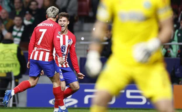 Riquelme celebró con Griezmann el primer gol del partido ante el Celtic. AFP