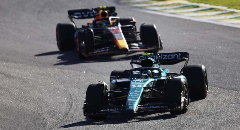 Fernando Alonso, por delante de Sergio Pérez, en las últimas vueltas del GP de Sao Paulo 2023.