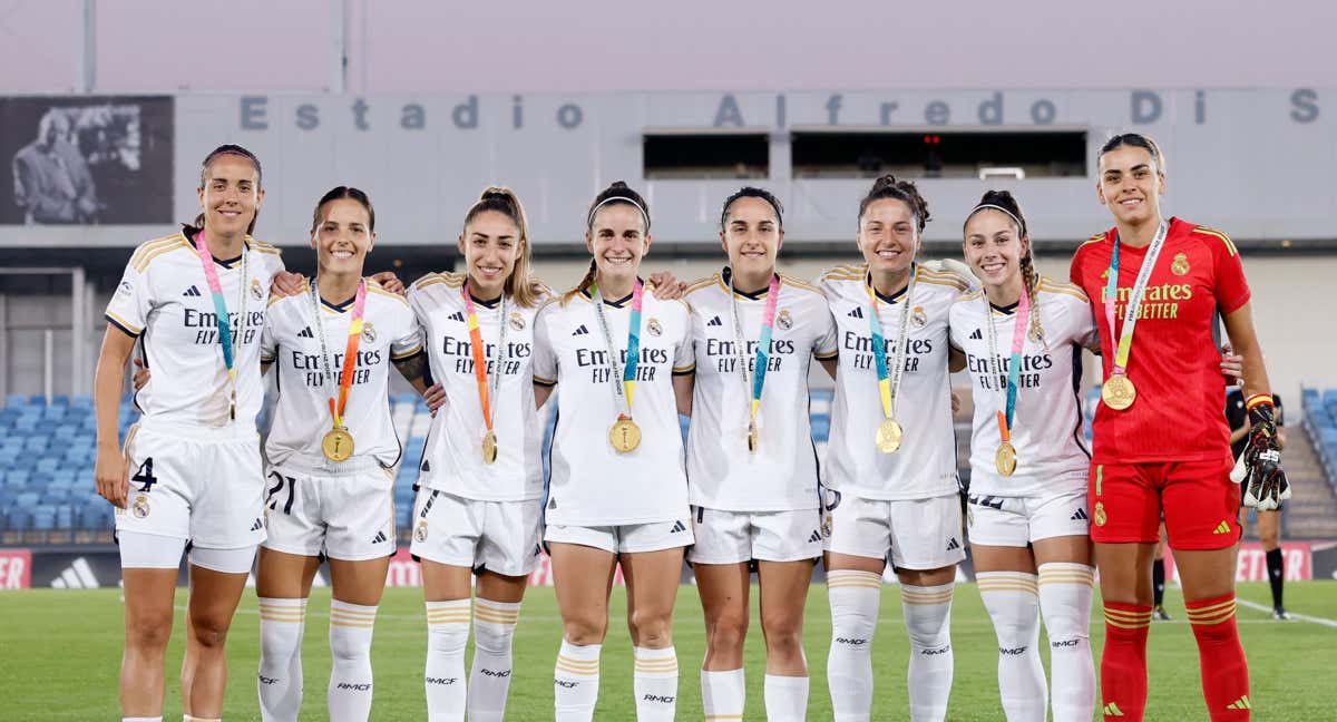 Jugadoras del Real Madrid posan con la medalla de campeonas del mundo en el primer partido de la temporada en el estadio Alfredo Di Stéfano. De derecha a izquierda, Rocío Gálvez, Zornoza, Olga Carmona, Teresa Abelleira, Oihane Hernández, Ivana Andrés, Athenea y Misa. /GETTY