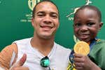 Cheslin Kolbe y su honorable gesto regalando su medalla de campeón a un niño de siete años