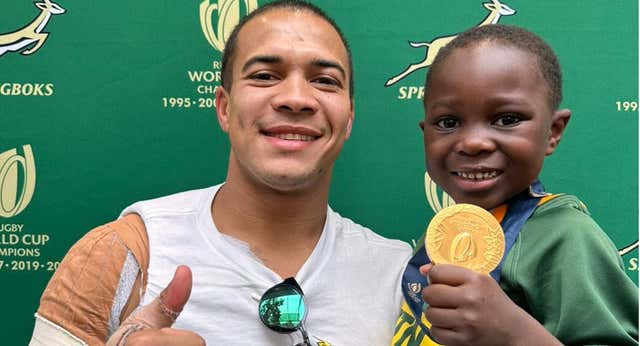 Cheslin Kolbe y su honorable gesto regalando su medalla de campeón a un niño de siete años