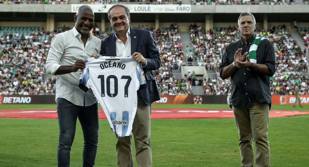 Oceano posa así de feliz con Jokin Aperribay con una camiseta con el dorsal 107, los partidos que jugó con la Real. /Relevo