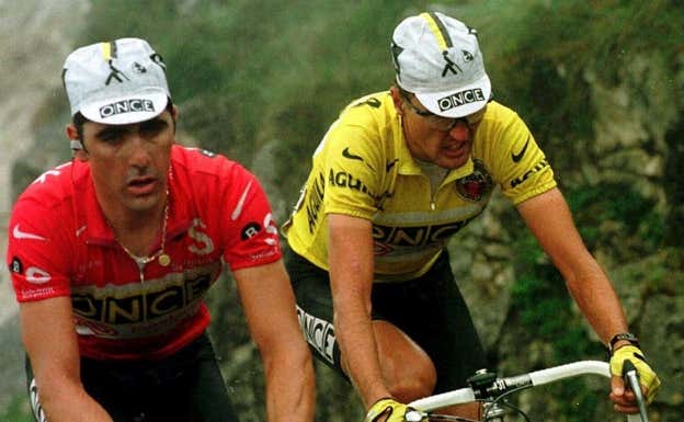 Laurent Jalabert, izquierda, y Alez Zülle, derecha, ambos del equipo ONCE, durante la ascensión a Los Lagos de Covadonga en La Vuelta de 1997.  EPA