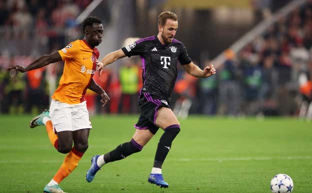 El Bayern vistió la segunda equipación a pesar de jugar de local. @FCBayern