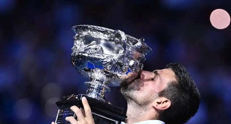 Djokovic besa la copa del Open de Australia 2023.