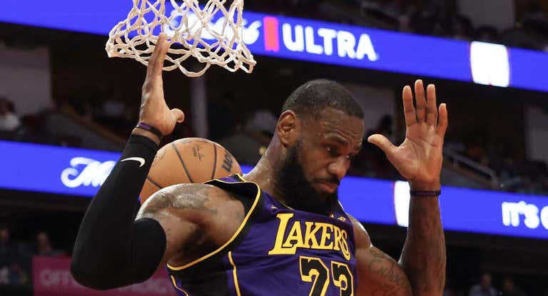LeBron James hace un mate en el partido ante los Rockets.