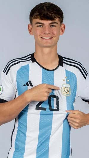 Nico Paz, con la camiseta de Argentina.