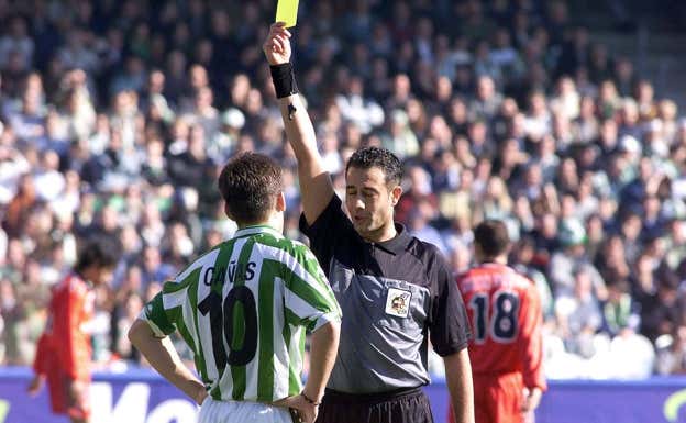 El colegiado Manuel Pérez Lima amonesta a Cañas en el derbi del año 2000. ABC