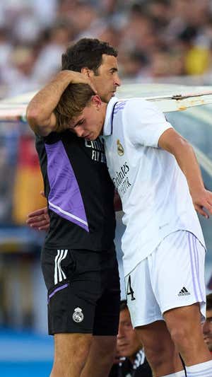 Raúl abraza a Nico Paz. Getty