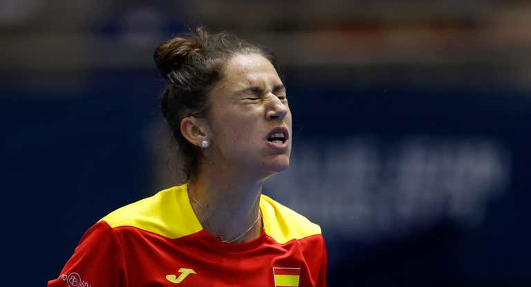 Sara Sorribes se lamenta durante su primer partido de la Billie Jean King Cup.
