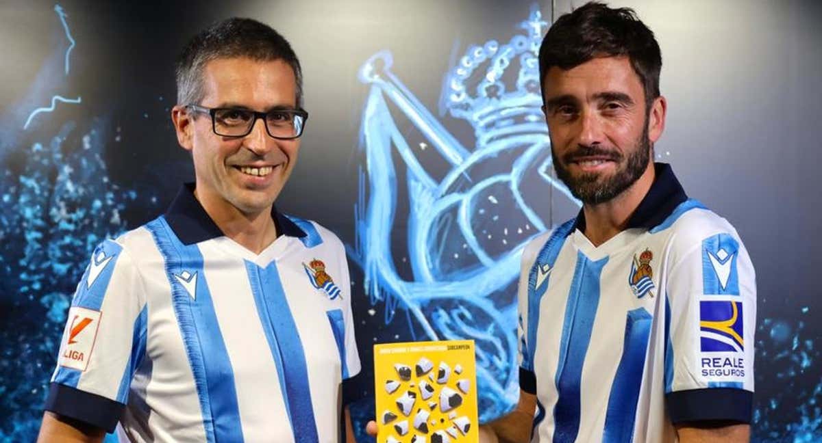 Zuhaitz Gurrutxaga junto a Ander Izagirre, con el libro 'Subcampeón'. /Real Sociedad