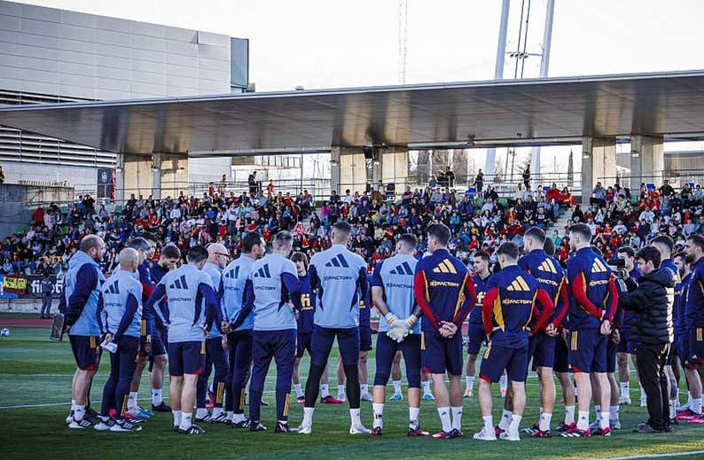 De la Fuente da una lista sin Pedri y con Remiro, Grimaldo, Riquelme y Aleix como novedades