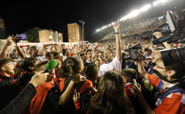 Míchel, rodeado de jugadores, afición y periodistas, tras ascender con el Rayo Vallecano a Primera en la temporada 2017-2018.  EFE/JuanJo Martín