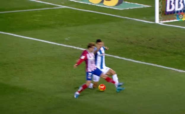 Momento en el que el Roco, defensa del Espanyol, golpea el balón con su rodilla.  YOUTUBE: LALIGA
