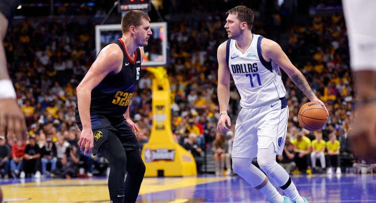 Nikola Jokic y Luka Doncic durante su último enfrentamiento en la NBA.